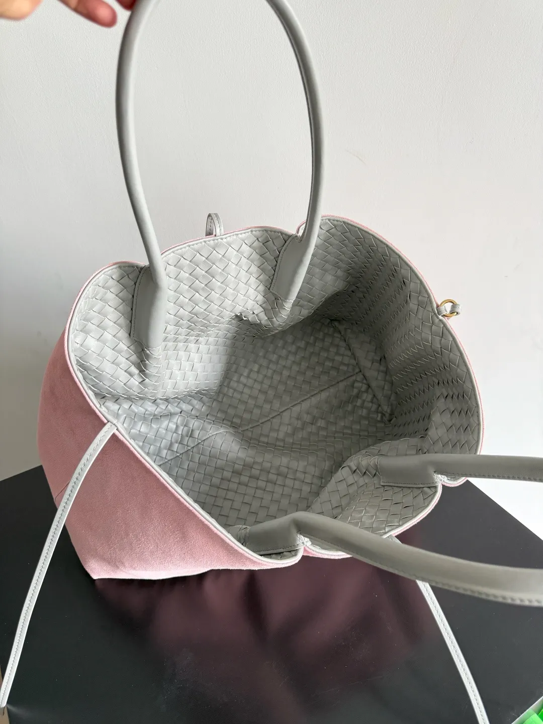 Batch 2660 Bottega Veneta 2025 new product PINACOTECA bag, iconic weaving process, skillfully crafted with 10mm Intrecciato process and equipped with suede lining. Four small strips of leather add character to the design and make the bag more stable. Relaxed yet sophisticated, casual yet refined, suede lining and double-sided design, suitable for shoulder and hand carry. The four straps can be adjusted into different shapes. One pack can be switched between two uses, easily integrating into your daily rhythm. Style number: 817166 Size: 43*23*17.5cm